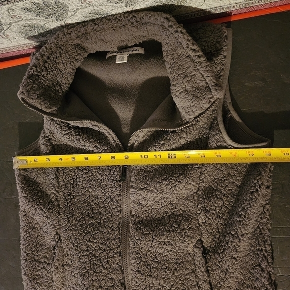 FLASH SALE 🔥 Amazon Essentials Gray Full Zip Fuzzy Vest Size S - Picture 9 of 10